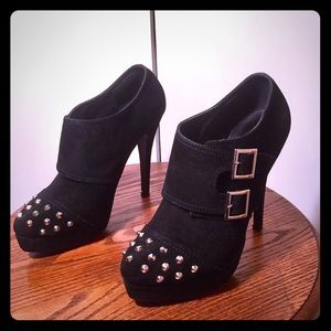 Shoe dazzle Black Suede closed toe heels